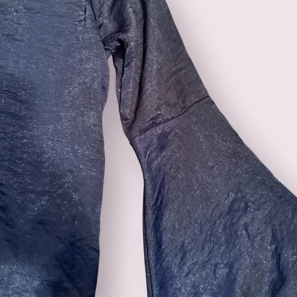 Elegant Women's Sage The Label Navy Blue Deep V Bell Sleeve Blouse Size Medium - Picture 12 of 14